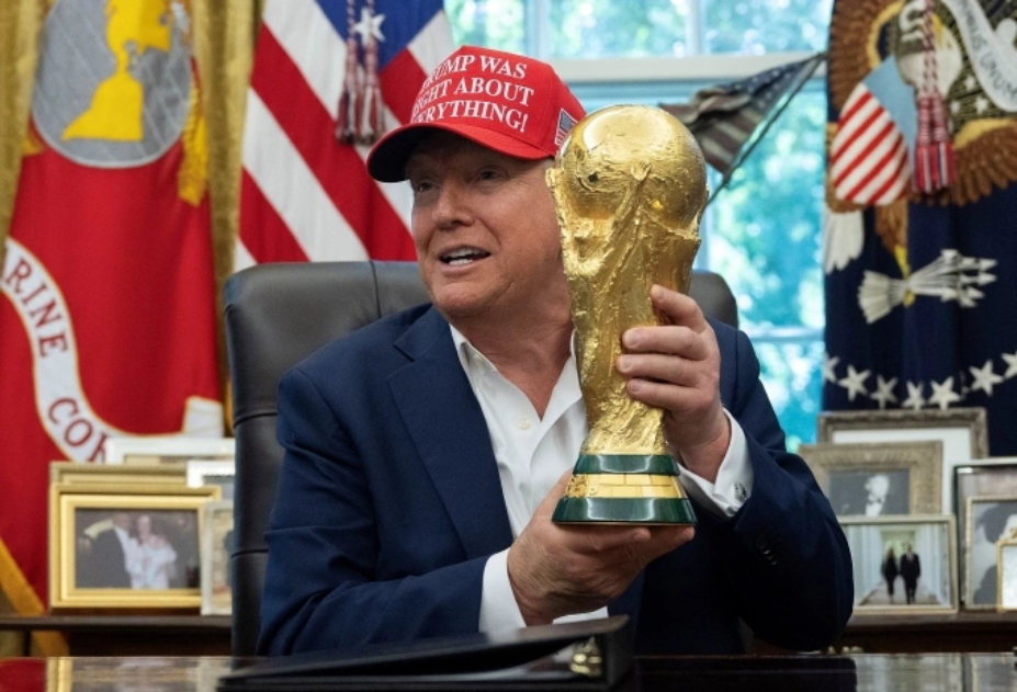 Ông Trump cầm cup vàng World Cup tại Nhà Trắng, ngày 22/8. Ảnh: AFP