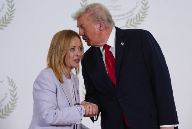 Tổng thống Mỹ Donald Trump bắt tay Thủ tướng Italy Giorgia Meloni tại hội nghị thượng đỉnh về Gaza tại Ai Cập ngày 13/10. Ảnh: AP