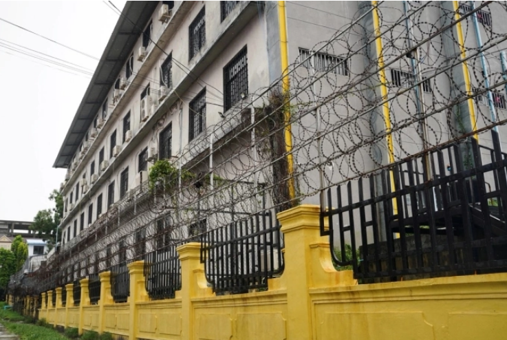 Hàng rào kẽm gai bao quanh một tòa nhà  được tội phạm lừa đảo dùng làm cơ sở hoạt động và giam người vào tháng 9/2022 ở thành phố Sihanoukville của Campuchia. Ảnh: Reuters