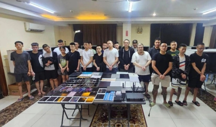 Những công dân nước ngoài tại trung tâm lừa đảo bị bắt trong cuộc truy quét của cảnh sát Campuchia ngày 29/9. Ảnh: Khmer Times