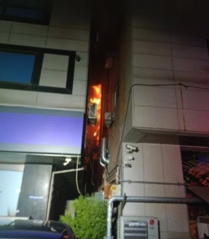 Ngọn lửa bùng lên tại tòa nhà 5 tầng ở thành phố Osan, tỉnh Gyeonggy. Ảnh: Korea Herald