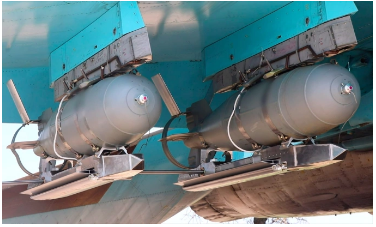 Bom lượn treo dưới dưới cánh chiến đấu cơ Nga trong ảnh đăng hồi tháng 6. Ảnh: BQP Nga