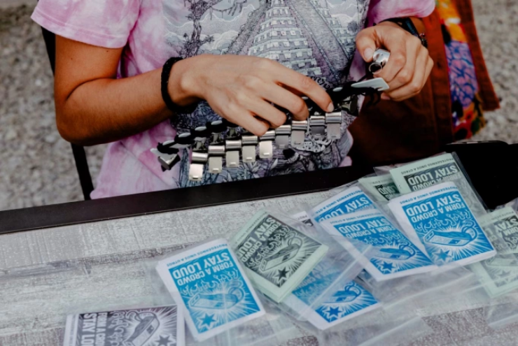 Người dân Chicago gói còi kèm sổ hướng dẫn phát cho nhau. Ảnh: WSJ