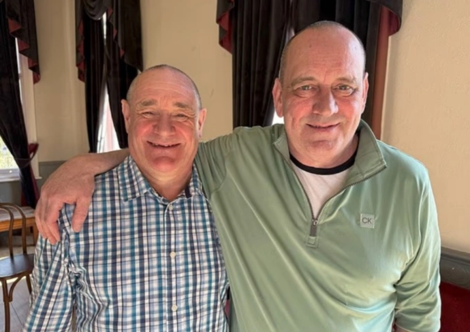 Trevor (trái) và Peter trong ngày đoàn tụ, tháng 9/2025. Ảnh: Dailymail