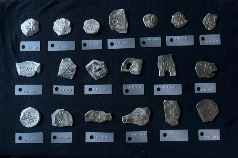 Một số đồng xu bạc được phát hiện và trục vớt ngoài khơi Florida hồi tháng 7. Ảnh: NBC News