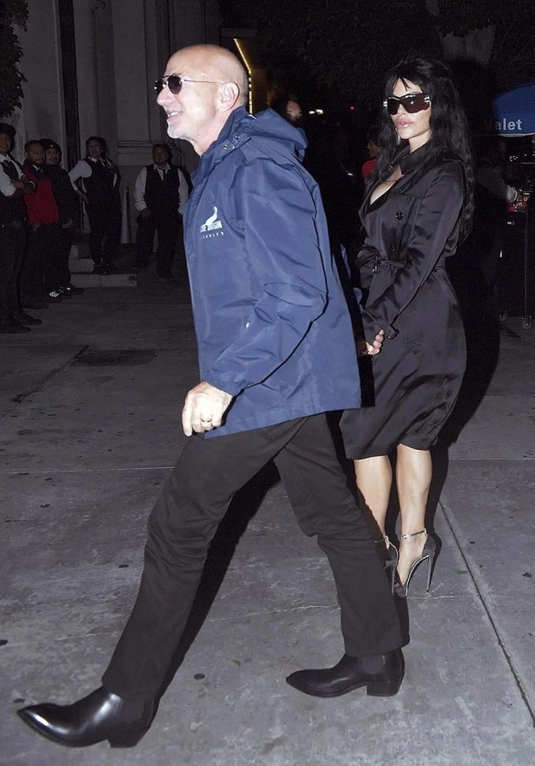 Vợ chồng Jeff Bezos - Lauren Sánchez tay trong tay trên đường dự tiệc sinh nhật tối 27/9. Ảnh: TheImageDirect