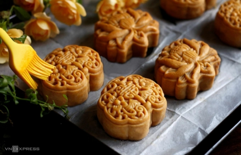 Bánh sau khi nướng lần 1 định hình cấu trúc. Ảnh: Bùi Thủy