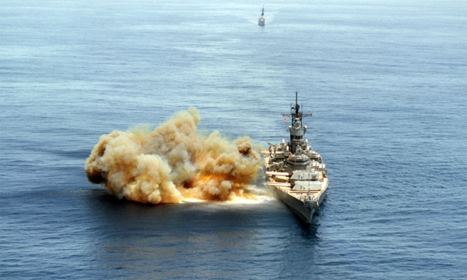 Thiết giáp hạm USS Iowa khai hỏa trên biển năm 1985. Ảnh: US Navy