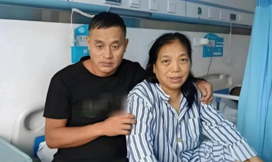 Ông Chen Yichao, 63 tuổi ở Lân Thủy, Tứ Xuyên và người vợ vừa phẫu thuật điều trị ung thư vú. Ảnh: QQ