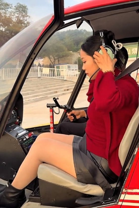 Cô Tang kiểm tra các thông số trước khi máy bay cất cánh. Ảnh: China Press