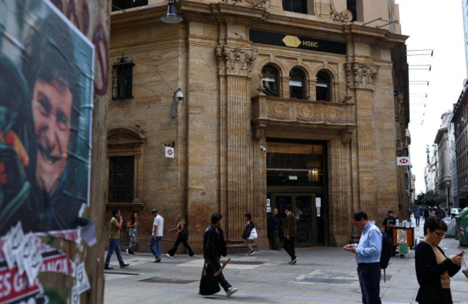 Người đi bộ ngang qua một chi nhánh HSBC ở trung tâm thành phố Buenos Aires, Argentina, ngày 9/4/2024. Ảnh: Reuters