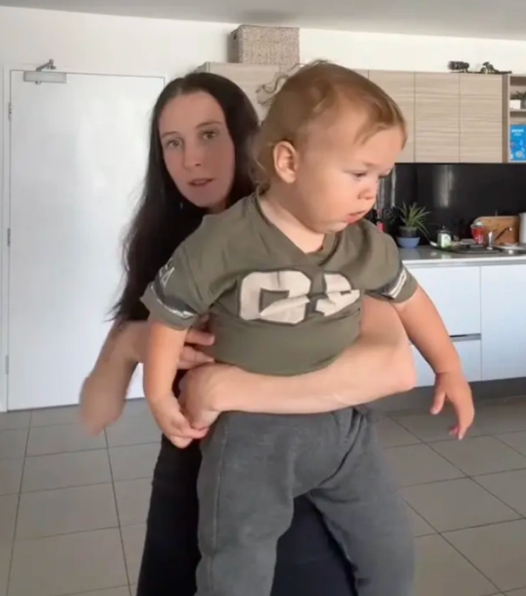 Chloe Sutton và con trai 19 tháng, nặng 15 kg ở Australia. Ảnh: NY post