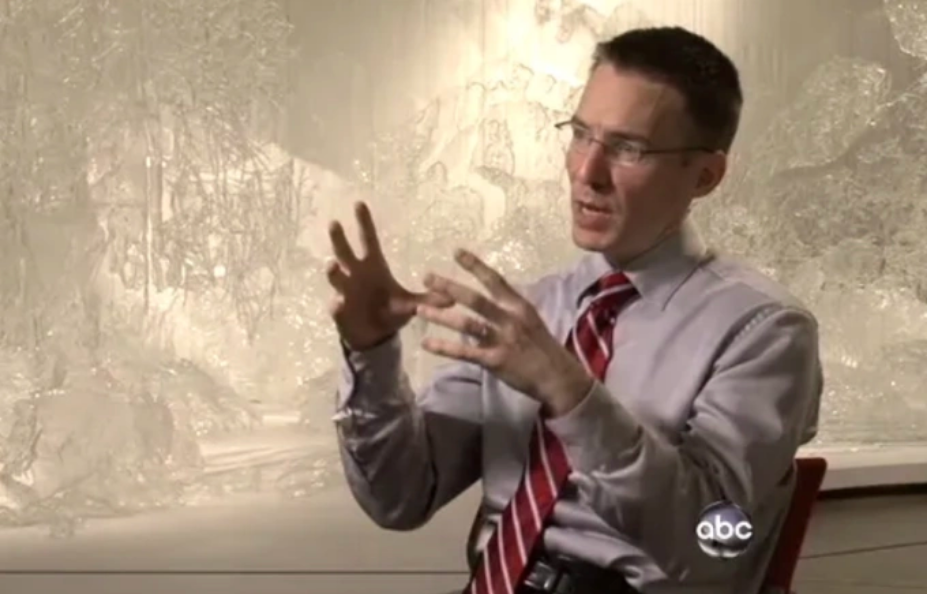 Jason Padgett xuất hiện trên kênh ABC News sau khi trở thành thiên tài toán học, năm 2002. Ảnh: NY Post