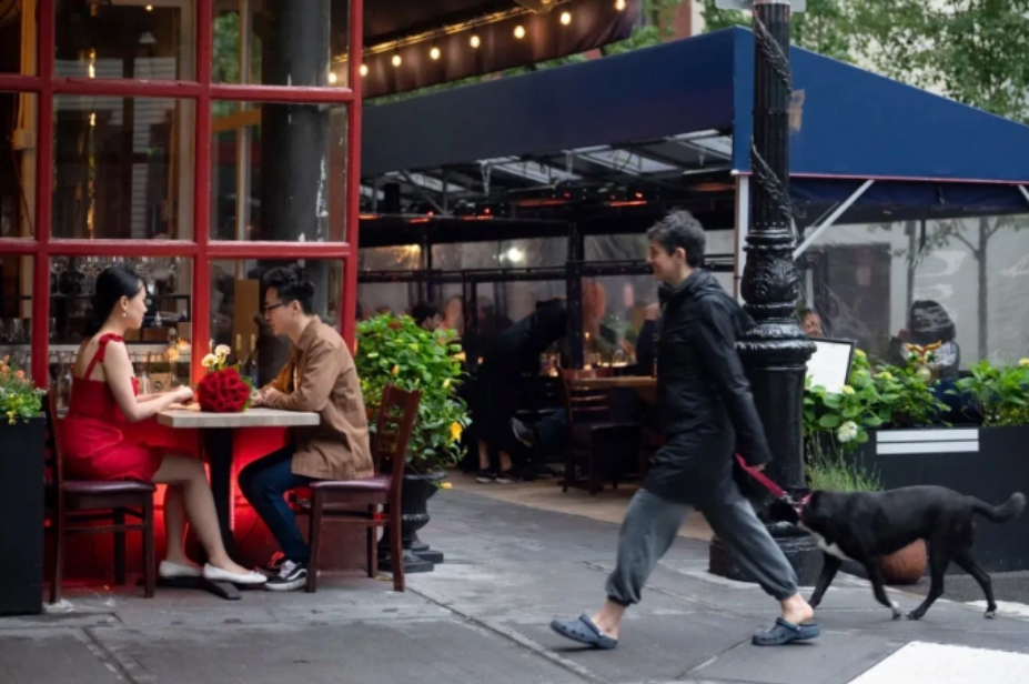 Một đôi hẹn hò ở nhà hàng thuộc New York, Mỹ, tháng 9/2025. Ảnh: Newsweek