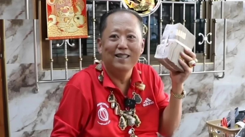 Trong một cuộc phỏng vấn với giới truyền thông sau đó, Rodthong đã đặt một chồng tiền mặt trị giá 1 triệu baht (30.000 USD) lên bàn để chứng minh rằng phần thưởng của ông là có thật. Ảnh: QQ.com