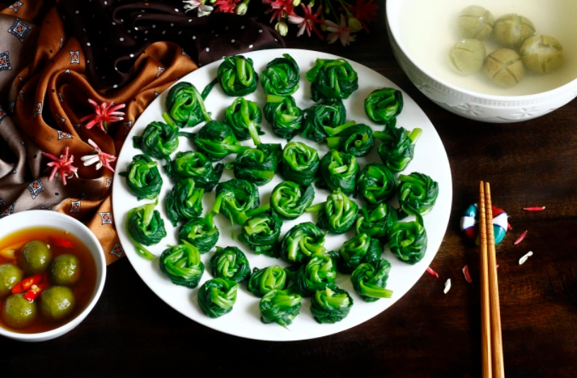 Rau muống chứa nhiều nitrat, không nên hâm lại bằng lò vi sóng. Ảnh: Bùi Thủy