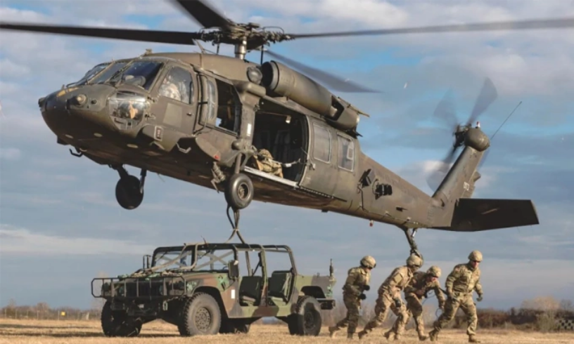Trực thăng UH-60L chở xe Humvee bằng giá treo bên ngoài trong một cuộc diễn tập của lục quân Mỹ. Ảnh: US Army