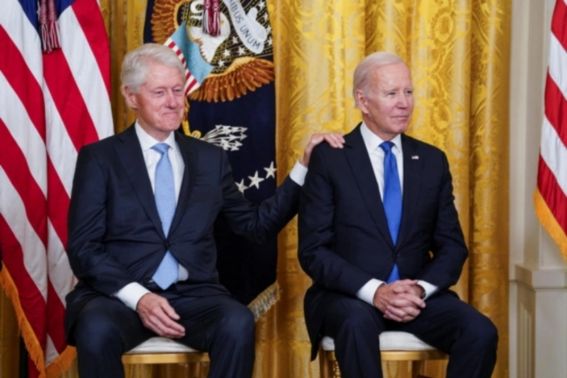 Ông Bill Clinton (trái) và ông Joe Biden tại Nhà Trắng hồi tháng 2/2023. Ảnh: Reuters