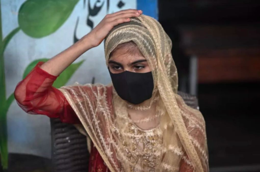 Sania, 13 tuổi theo mẹ đi giúp việc cho một ngôi nhà sang trọng rộng lớn ở thành phố Karachi, Pakistan. Ảnh: France 24