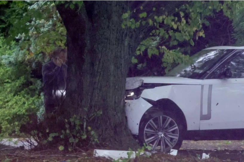 Alec Baldwin tại hiện trường vụ tông xe. Ảnh: INSTAR Images