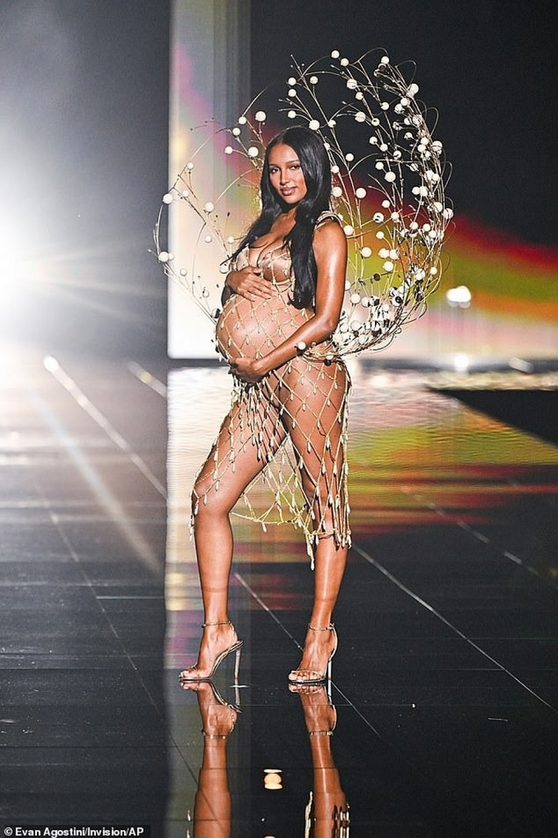 Jasmine Tookes tạo dáng trên sàn diễn nội y. Ảnh: AP