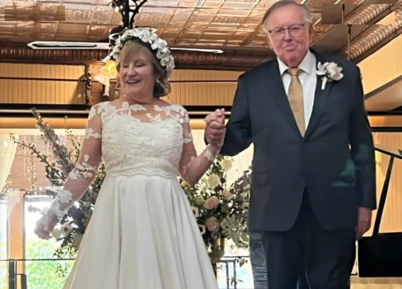 Janet Fontane kết hôn với chồng ở tuổi 76, tháng 5/2025. Ảnh: Businessinsider