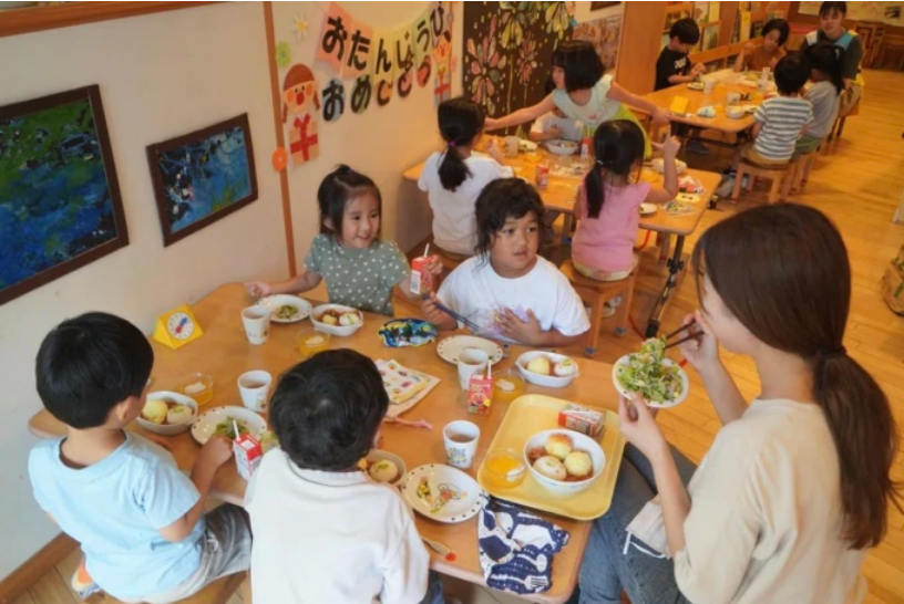 Trẻ em trường mẫu giáo Sakurashinmachi ở Tokyo ăn trưa, tháng 9/2024. Ảnh: ST