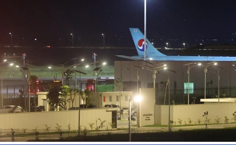 Máy bay Hàn Quốc chờ tại sân bay Techo, gần Phnom Penh, để đưa 64 công dân bị bắt tại Campuchia hồi hương rạng sáng 18/10. Ảnh: Yonhap