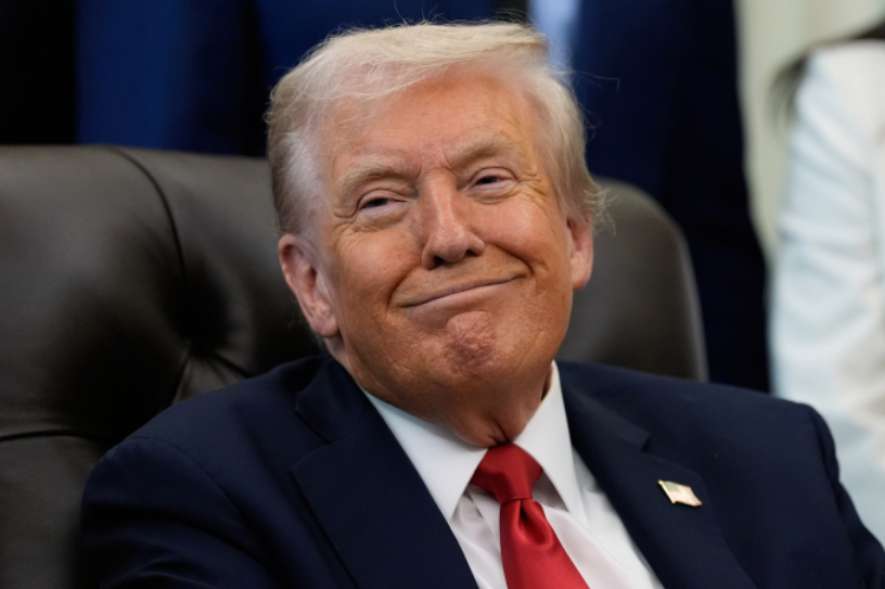 Tổng thống Donald Trump tại Phòng Bầu dục, Nhà Trắng, hôm 16/10. Ảnh: AP