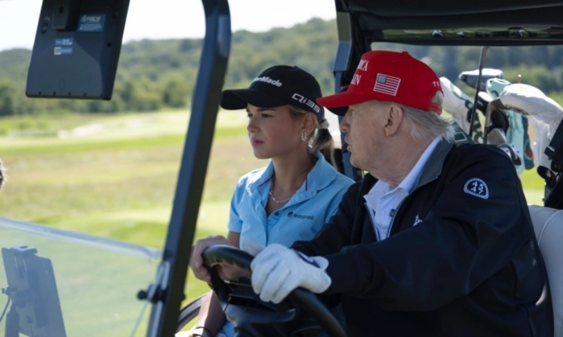 Bức ảnh do Kai Trump đăng lên mạng xã hội hôm 11/10 ghi lại cảnh Tổng thống Donald Trump lái xe điện chở cô trên sân golf. Ảnh: X/Kai Trump