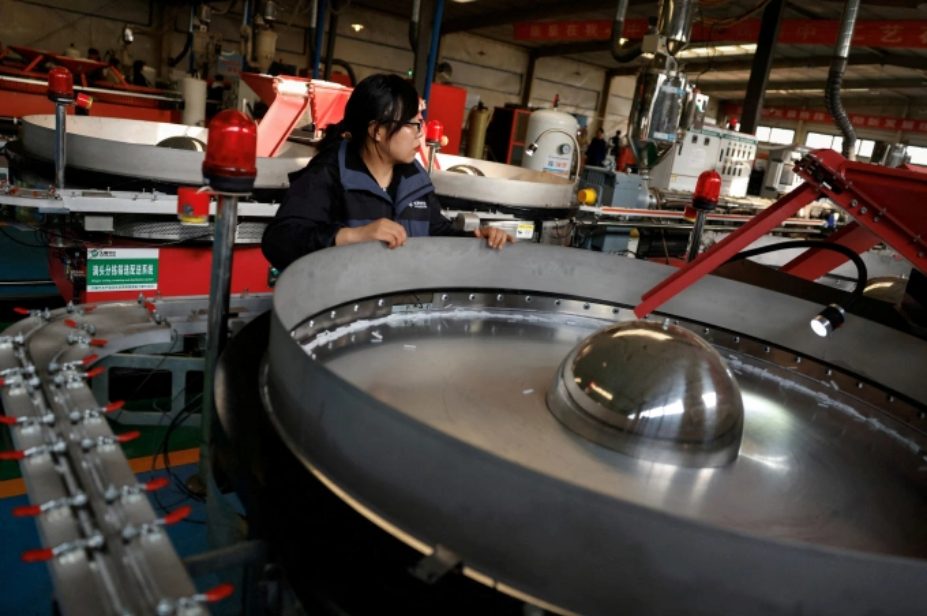 Công nhân trong một dây chuyền sản xuất tại Cam Túc, Trung Quốc ngày 18/10/2024. Ảnh: Reuters