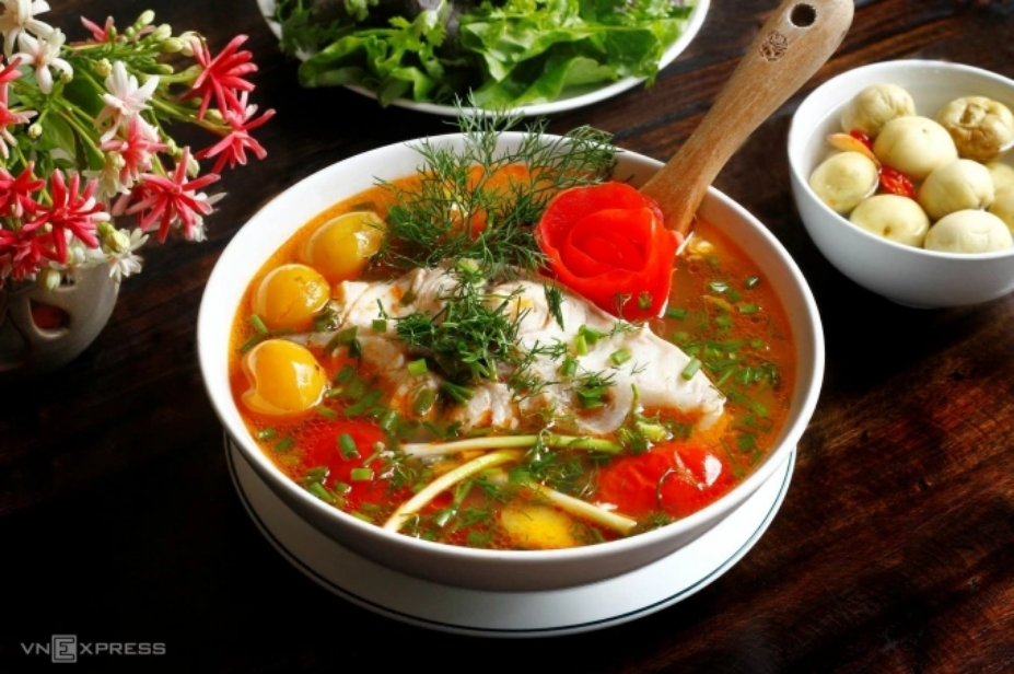 Chữa canh mặn bằng cách thêm chất chua như thanh trà, me, khế. Ảnh: Bùi Thủy
