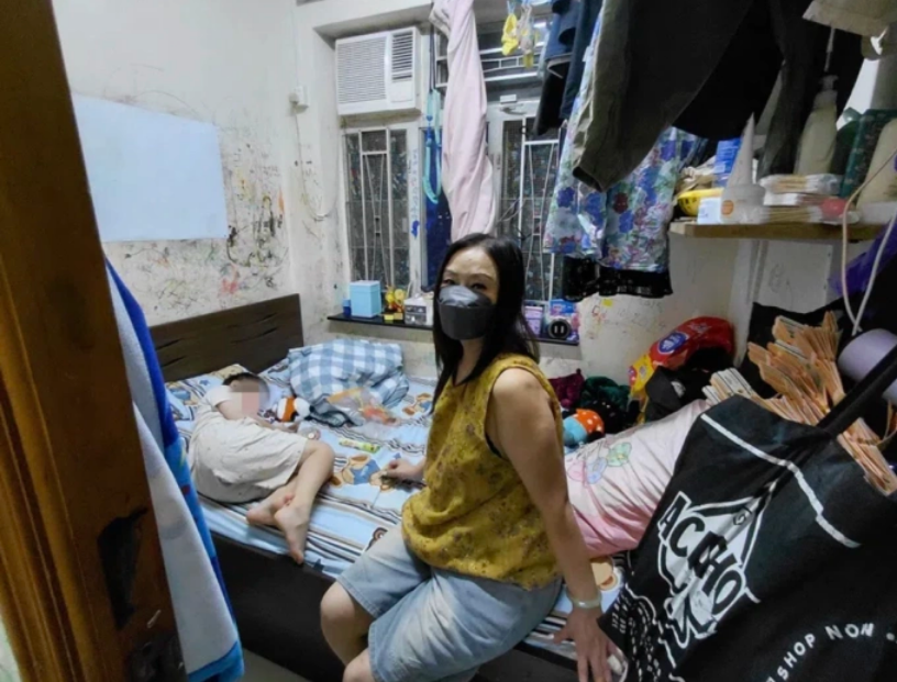 Bà Wang cùng cháu ngoại trong căn hộ ở khu Sham Shui Po, Hong Kong, ngày 19/9. Ảnh: Think China