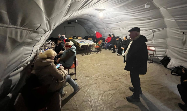 Người dân Chernihiv tại điểm trú ẩn sau khi cơ sở hạ tầng bị tập kích gây mất điện trên diện rộng hôm 21/10. Ảnh: Bộ Nội vụ Ukraine