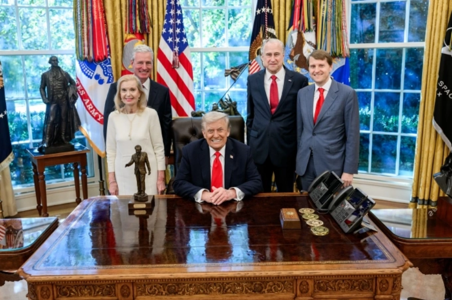 Tổng thống Donald Trump nhận giải Kiến trúc sư Hòa bình tại Nhà Trắng ngày 21/10. Ảnh: X/WhiteHouse