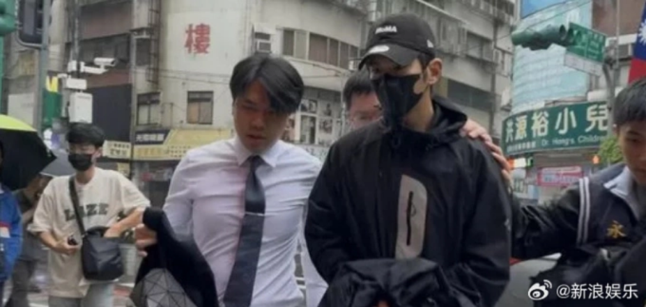 Tu Kiệt Khải đeo khẩu trang khi tới sở cảnh sát. Ảnh: Sina
