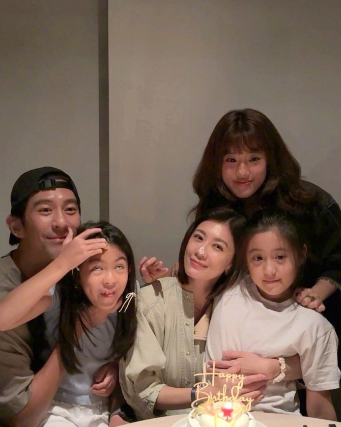 Tịnh Văn đón sinh nhật bên chồng con hôm 7/10, sau đó quay lại đoàn phim. Ảnh: Weibo