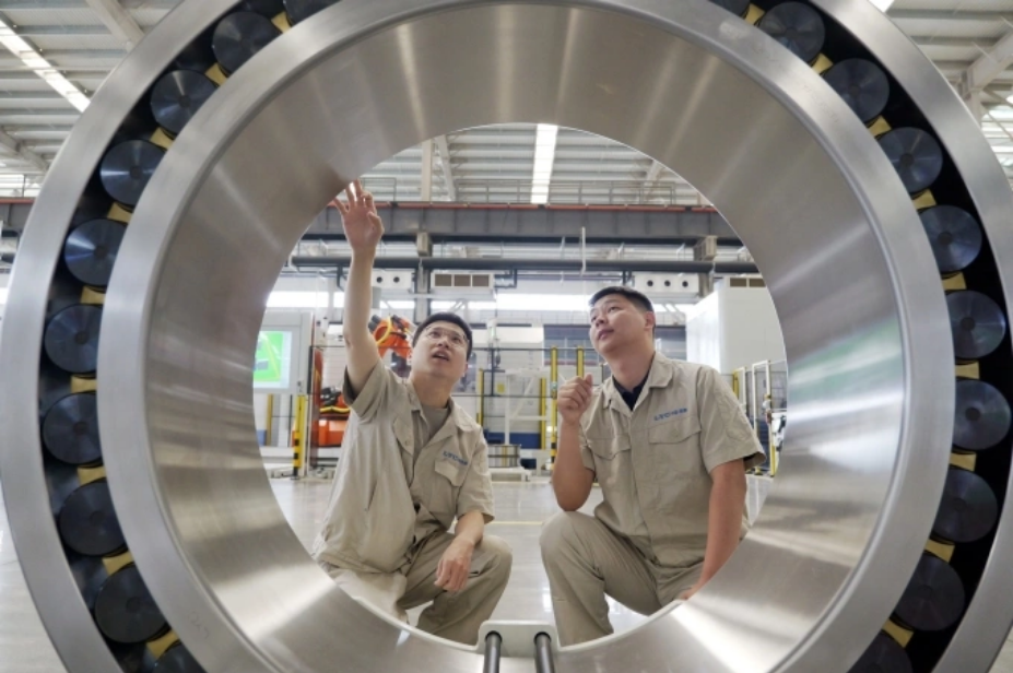 Hai kỹ sư của Luoyang Bearing Group tại nhà máy ở Trịnh Châu (Hà Nam). Ảnh: Xinhua