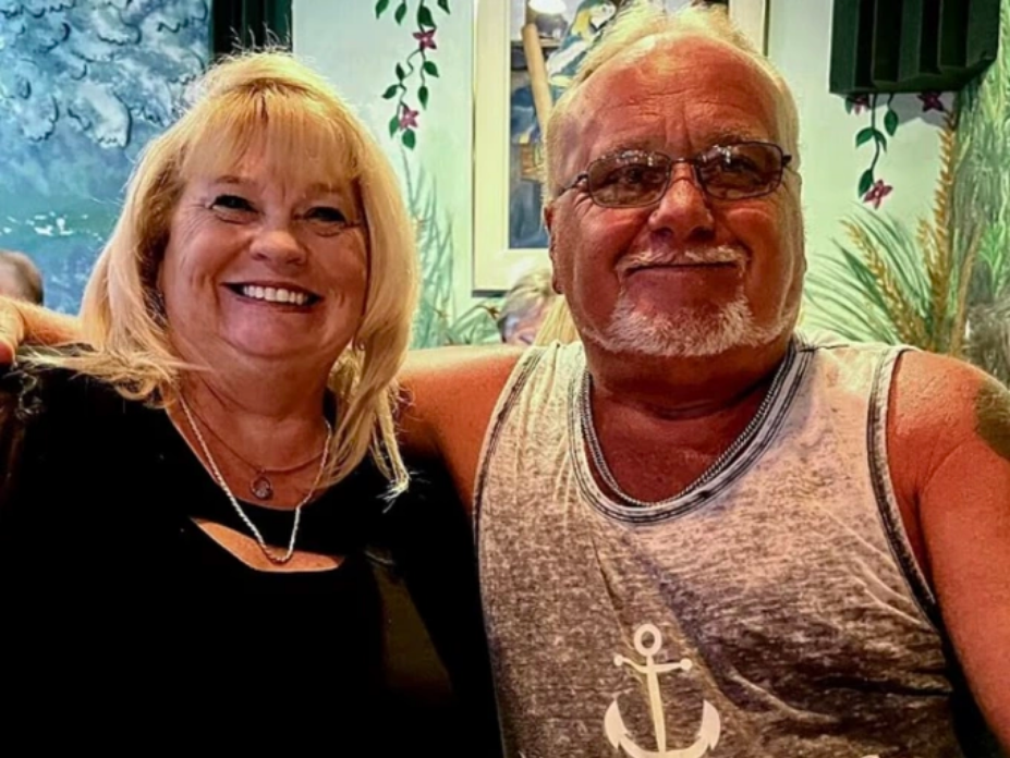 Ông Danny Devine và vợ ở thị trấn Cave City, gần Bowling Green, bang Kentuckey. Ảnh: Dailymail