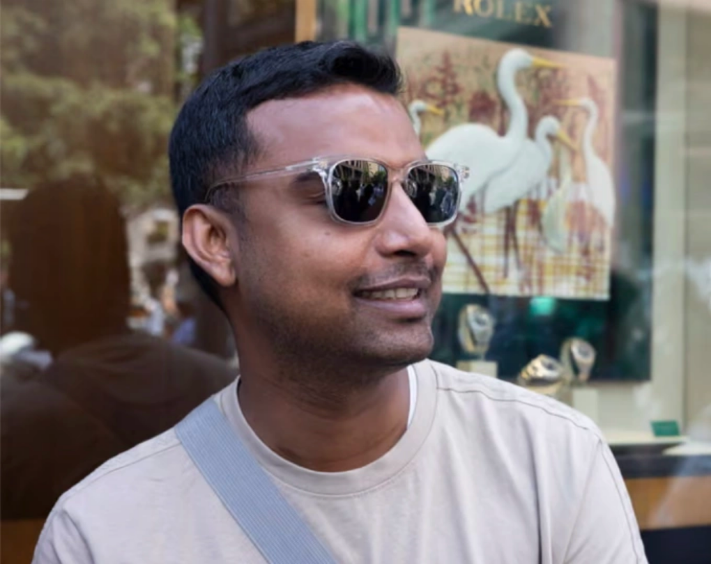 Prakas, người đang mua vàng cho lễ Diwali tại cửa hàng ABC Bullion ở Martin Place, trung tâm Sydney hôm 21/10. Ảnh: Jessica Hromas/The Guardian