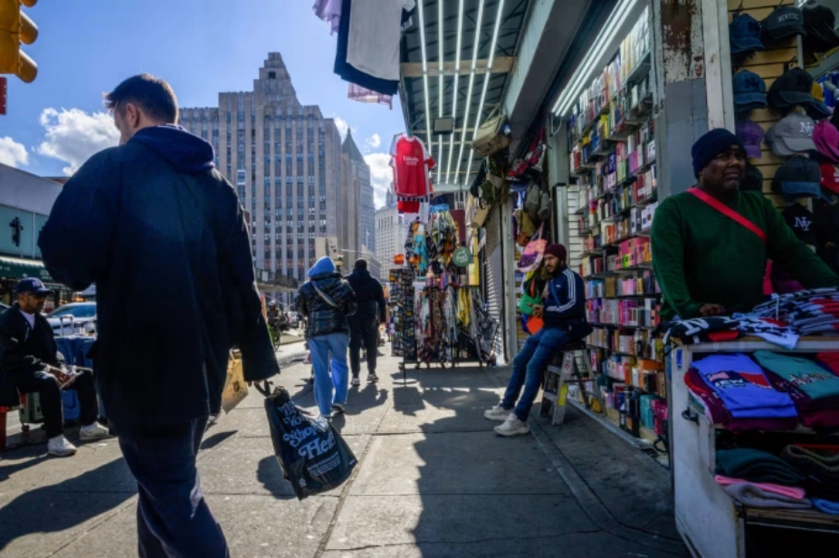 Hàng rong trên phố Canal ở Chinatown, New York, ngày 23/10. Ảnh: NBC News