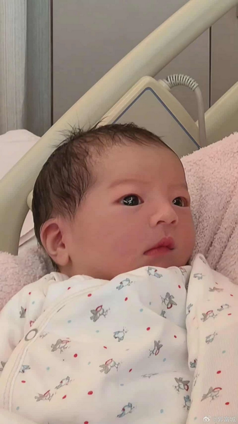 Quách Phú Thành đăng hình con gái thứ ba, anh đón hai mẹ con xuất viện ngày 22/10. Ảnh: Weibo