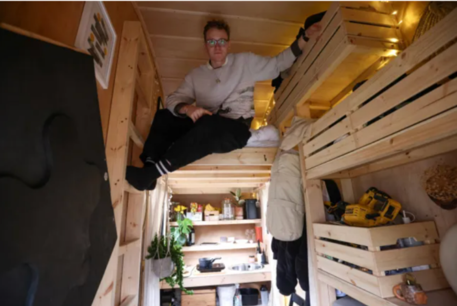 Kiến trúc sư sống trong thùng rác để tiết kiệm tiền nhà