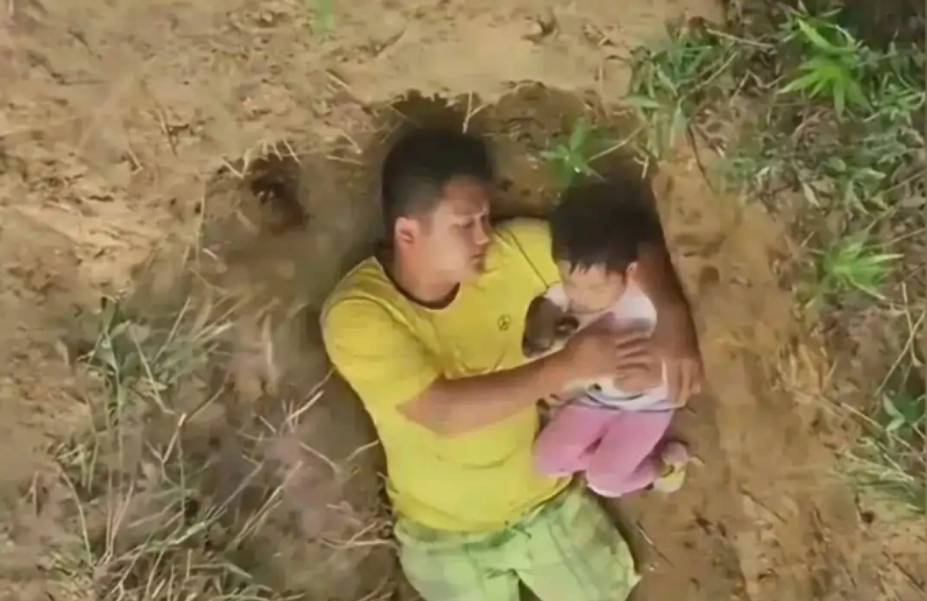 Zhang Liyong và con gái trong hố mộ năm 2017. Ảnh: Mf-china