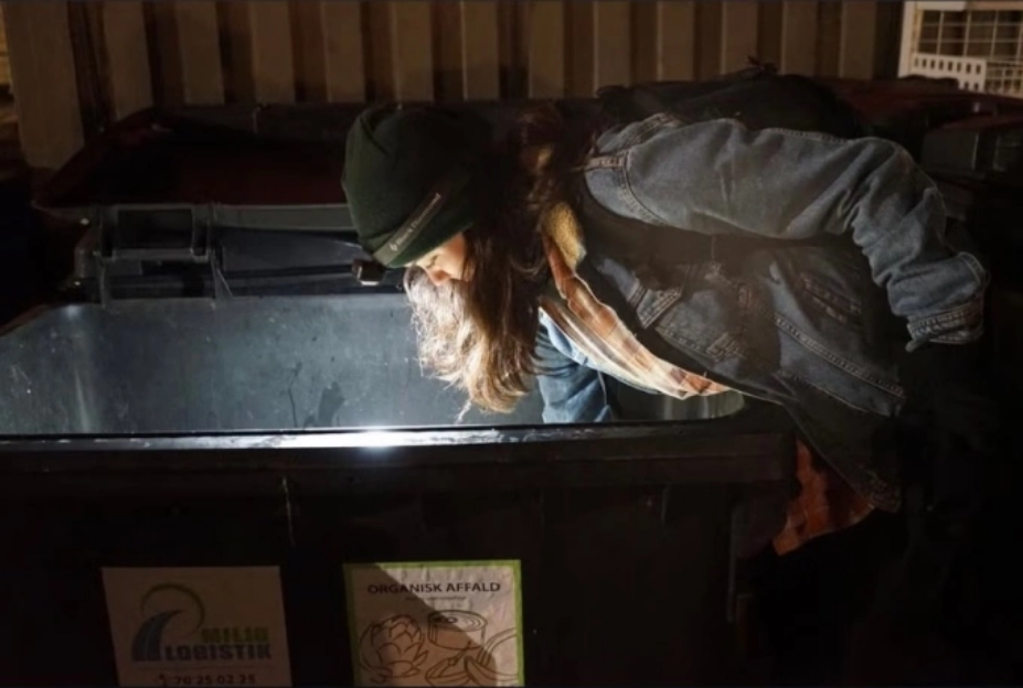 Lenka Kralova nhặt thức ăn trong thùng rác. Ảnh: Independent