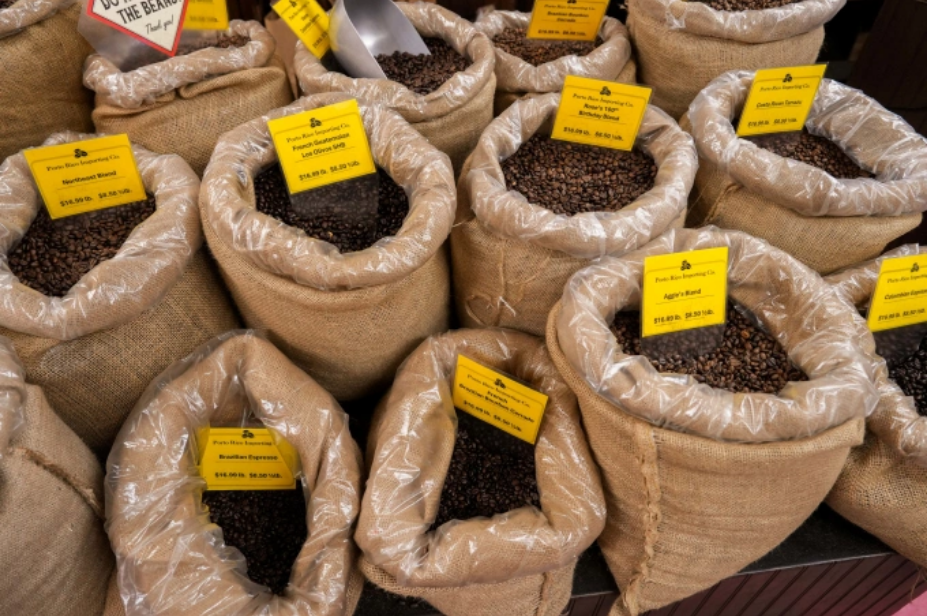 Hạt cà phê các loại bày bán tại New York, Mỹ ngày 15/7. Ảnh: Reuters