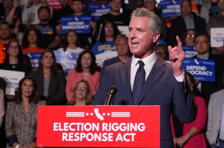 Thống đốc California Gavin Newsom phát biểu tại Los Angeles ngày 14/8. Ảnh: AP
