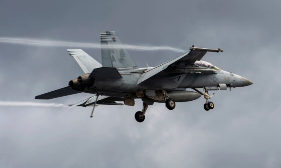 Tiêm kích F/A-18F bay gần tàu sân bay USS Nimitz trên Biển Đông ngày 5/6. Ảnh: US Navy