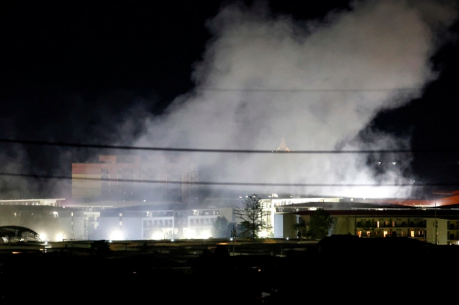 Khói bốc lên từ khu phức hợp KK Park ở Myawaddy, Myanmar, nhìn từ Mae Sot, ngày 24/10. Ảnh: AFP