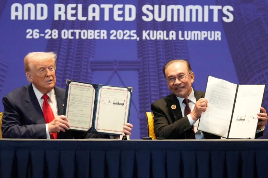 Tổng thống Mỹ Donald Trump và Thủ tướng Malaysia Anwar Ibrahim tại Kuala Lumpur ngày 26/10. Ảnh: AP
